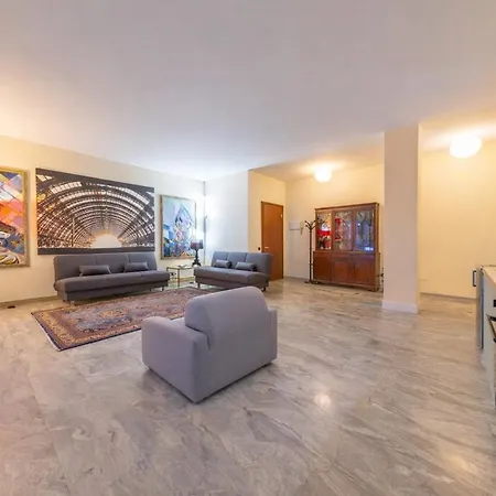 Apartmán - Spacious And Bright Apartment, Elegant Area