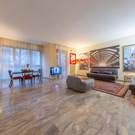- Spacious And Bright Apartment, Elegant Area Apartmán